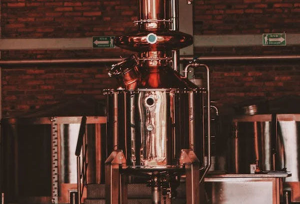 DISTILLATION EN ALAMBIC DE CUIVRE